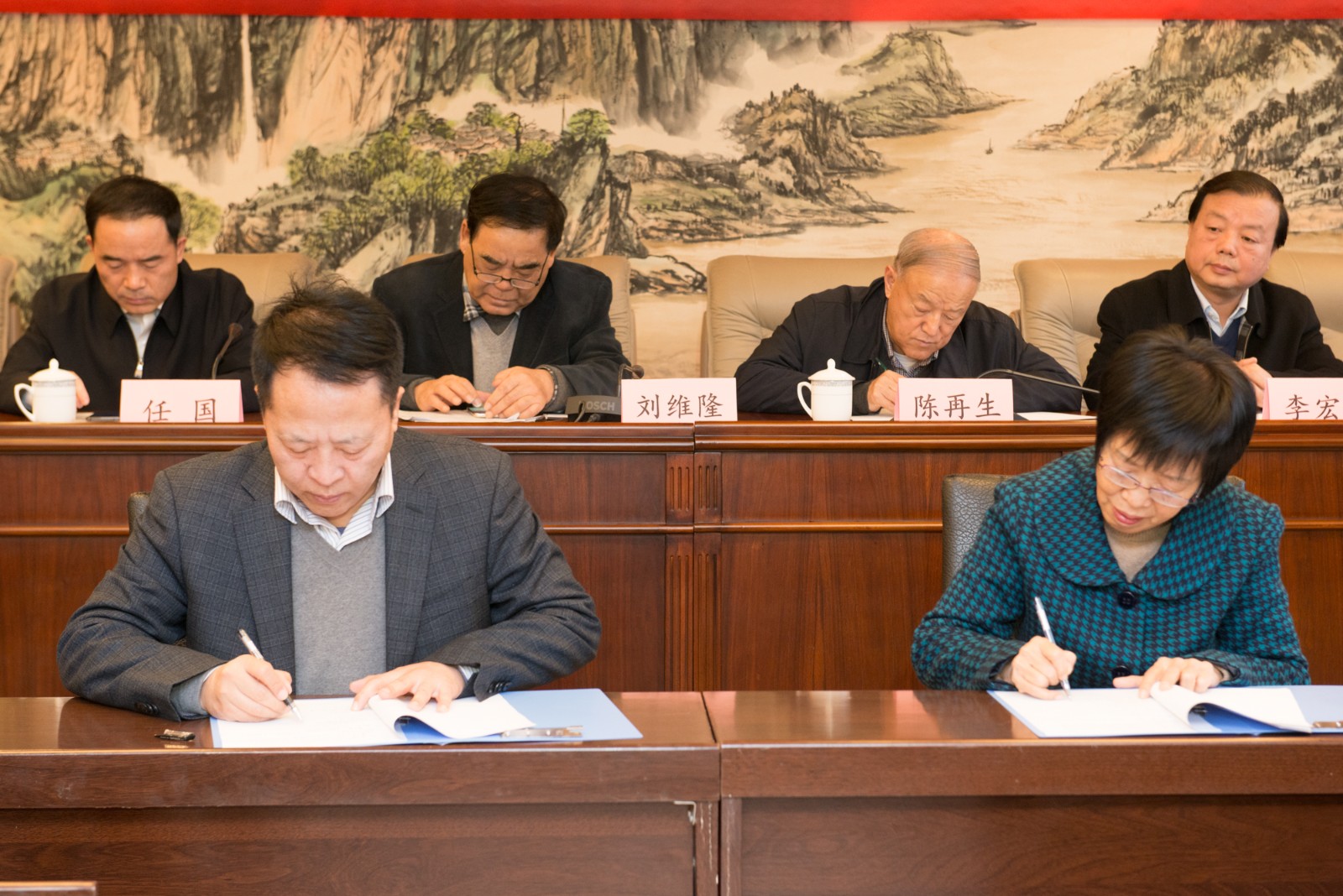 2陕西环保集团与省慈善协会签订项目捐赠协议。.jpg