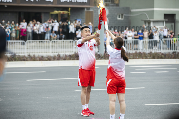 骄傲！陕西环保集团职工王玮参与十四运会火炬传递！