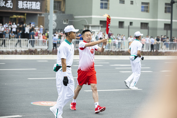 骄傲！陕西环保集团职工王玮参与十四运会火炬传递！