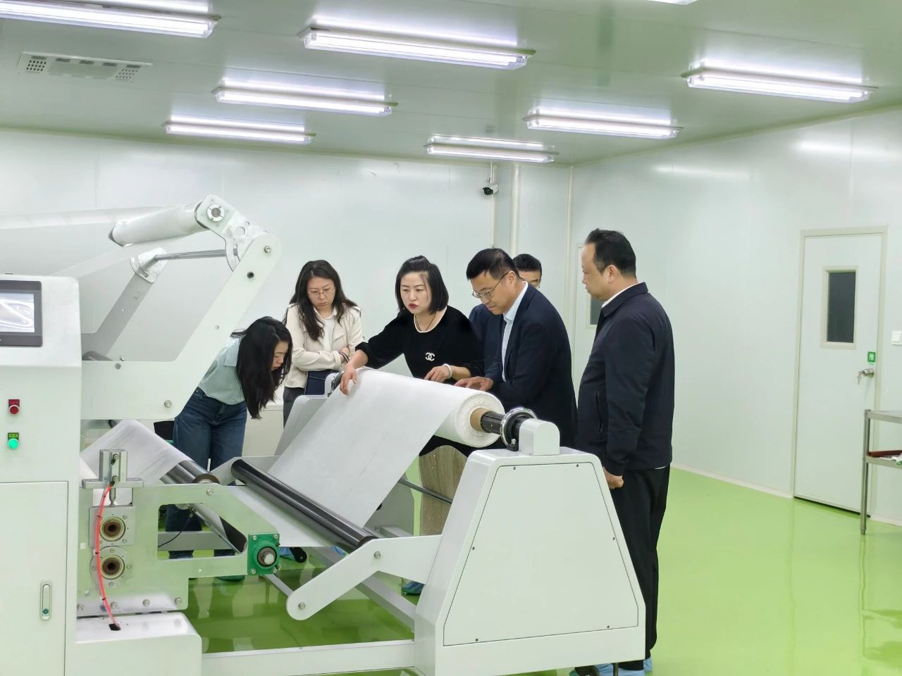 宋世杰赴研究院高压静电纳米纤维纺丝技术研发项目调研